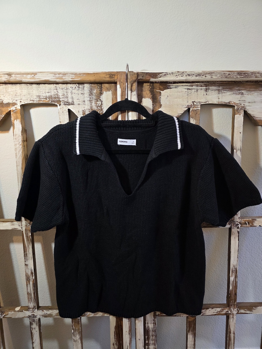 Sonomo Black Short Sleeved Sweater with White-Trim Collar